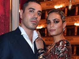 Nonostante mahmood non abbia mai fatto coming out, le voci sulla sua presunta omosessualità non cessano. Elodie E Mahmood Fidanzati Marracash Reagisce Alla Gaffe