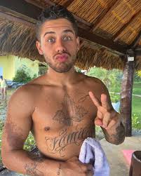 José felipe rocha costa, mais conhecido pelo nome artístico de zé felipe, é um cantor e compositor de sertanejo universitário. Ze Felipe Filho De Leonardo Divulga Foto E Mancha No Corpo Assusta Fas