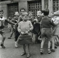 Robert Doisneau Enfant Sage En Cour De Recreation Paris 1954 Robert Doisneau Photo Noir Et Blanc Photos D Enfants