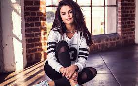 Jun 24, 2021 · comme les autres membres de sa famille, kylie jenner s'est aussi fait connaître grâce à «keeping up with the kardashians». Selena Gomez En 10 Chansons Fashionmusician