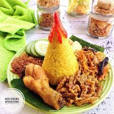 Le nasi kuning est servi moulé en forme de cône et appelé tumpeng. 7 Resep Nasi Kuning Sederhana Super Enak Praktis Resep Istimewa