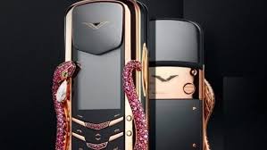 Iphone 4 diamond rose are carcasa din aur roz, iar pe ea sunt incrustate nu mai putin de 500 de diamante. Top 10 Cele Mai Ciudate Telefoane Mobile Lansate VreodatÄ Stiri Md Stiri Md