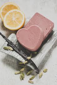 Mousse A Raser Solide Pour Les Filles L Effeuilleuse Elle Contient Les Memes Bons Ingredients Produits De Beaute Naturels Mousse A Raser Produits De Beaute