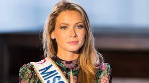 #missuniverse france miss france 2021 @missfranceoff feeling good! Amandine Petit Irresistible Miss France 2021 S Affiche En Decollete Jean Canon Et Sac Griffe On Adore Femme Actuelle Le Mag