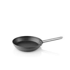 The solid aluminum ensures perfect heat distribution and makes the cookware particularly good for boiling or frying foods. Eva Trio Professional Frying Pan Eva Solo Royaldesign