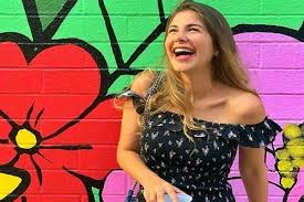 ملك قورة طفلة السينما في بداية حياتها الفنية ومشوارها العملي إذ كانت بداياتها في الإعلانات التجارية من ثم بدأت في الظهور فنياً من خلال مسلسل نور الصباح إلى جانب. Ù…Ù„Ùƒ Ù‚ÙˆØ±Ø© ØªØ®Ø·Ù Ø§Ù„Ø£Ù†Ø¸Ø§Ø± ÙÙŠ Ø£Ø­Ø¯Ø« Ø¬Ù„Ø³Ø© ØªØµÙˆÙŠØ± Ø¨Ø£Ù…Ø±ÙŠÙƒØ§