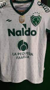 Diego armando maradona poco tiempo antes de su fallecimiento, posó con una camiseta oficial de sarmiento de junín, precisamente cuando aún se desempeñaba como dt. Platense A Lo Ancho A Twitter Sarmiento De Junin Jugara Ante Platense Con Una Camiseta Especial Por Sus 1 000 Triunfos En La Era Profesional Https T Co Jdjzrrexd1