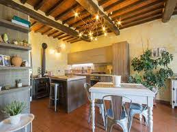 Al giorno d'oggi sono molti quelli che sognano di avere un piccolo rifugio in campagna dove poter staccare la spina e godersi la natura.per questo, alle case di campagna tradizionali e spaziose si stanno aggiungendo alcune case piccole e singolari, una tendenza che cerca di ottimizzare il poco spazio ed ottenere il massimo grado di comfort.questo nuovo tipo di costruzioni ha distribuzioni. Case Rustiche Interni Da Sogno E Ricchi Di Storia News Gabetti