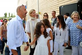 A journey to the heart of two great footballing cultures, which describes his experience with the different cultures in english and in italian football. Gianluca Vialli Chi E Moglie Cathryn White Cooper Figlie Olivia E Sofia Controcopertina Com