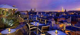 Vue de paris d'une terrasse sur le toit d'un magazin du boulevard haussmann. Paris Les Plus Belles Terrasses Avec Vue Le Point