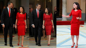 Carolina herrera cazadora de lanatalla: Reina Letizia Ortiz Con Vestido Rojo Con Pronunciado Peplum En La Cintura De Carolina Herrera Youtube
