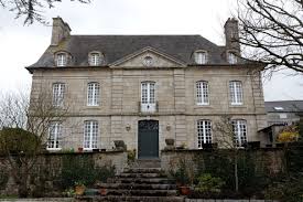 Hotel De Clervy Xviiie Siecle Quintin La Porte Est Surmontee D Une Fenetre Sous Un Fronton Triangulaire Date De 1759 Le Manoir Maisons De Charme Chateau