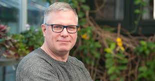 Door de Mangel' interviewt aannemer Chris Millenaar