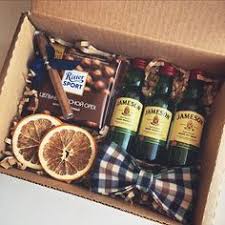 что можно положить в бокс парню на новый год Muzhskoj Podarochnyj Boks Viski Sigara Shokolad Babochka Galstuk Dekor Korobka Stilnaya Upakovka S Muzhskie Podarki Na Den Rozhdeniya Podarki Idei Podarkov