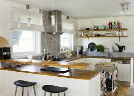 Offene Kuche Theke Und Ablage Mit Holzarbeitsplatte Auf Weissen Schranken Living4media Offene Kuche Kuche Kuche Mit Theke