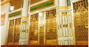 Roza Mubarak Sacred Chamber This Gold Grill Is The Front Part Of The Roza Mubarak The Sacred Chamber In Which The Prophet Muh Masjid Sacred Islamic Pictures