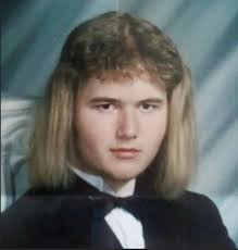 i've been watching degrassi junior high lately & i'm obsessed with liz's  utterly unhinged hair cut this is a haircut i would've given myself after  having a psychotic break (no joke 😭)