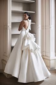 Un elogio agli elementi che caratterizzano gli ambienti più incontaminati ed incantati: Abiti Da Sposa 2021 Speciale Tendenze Moda Look Bridal Vogue Italia