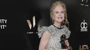 About six minutes into the ovation, gibson and cast members went into the audience to greet people. Hollywood Film Awards Nicole Kidman Mel Gibson Win For Lion Hacksaw Ridge