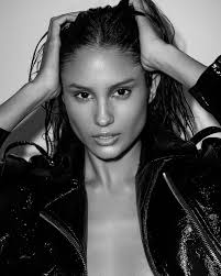 Seleccioné esta foto al natural pues es un recordatorio de cómo inicié mi  viaje en Miss Universe Puerto Rico. Una celebración de la simpleza y un  recordatorio de que aunque la evolución