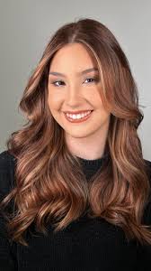 Do preto de tinta ao chocolate iluminado 🥹, Resumo desse cabelo: , Ela  estava com coloração escura, deixou crescer um pouco colocou a cor  chocolate tudo isso em casa e obviamente não pegou, não ...