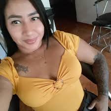 Mi tía tiene 75 años y su novio 25. Él 25.Élse se Ilama Víctor y el nombre  de mi tía ya te lo he dicho dos veces.