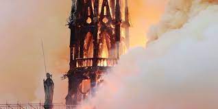 Culminant à 96 mètres de hauteur, elle est une prouesse architecturale à son époque. Video Quand La Fleche De Notre Dame De Paris S Est Effondree