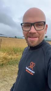 🍓 Erdbeergrüße vom Feld!, Wir waren zu Besuch auf dem  @sandercalenbergerlandhof und haben uns angeschaut, wo unsere süßen  Lieblingsbeeren eigentlich wachsen. Regional, frisch und mit ganz viel  Liebe ...