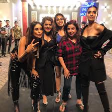 Veere di wedding on the sets photos. Kareena Kapoor Swara Bhaskar Shikha Talsania And Sonam Kapoor Pose On Sets Of Veere Di Wedding Song