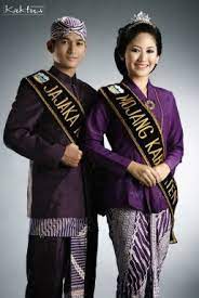 Pasalnya pakaian adat ini dibedakan menjadi 3 jenis sesuai dengan tingkatan sosial masyarakatnya. 7 Nama Pakaian Adat Jawa Barat Gambar Dan Penjelasannya Silontong
