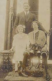 Nació con el síndrome de gemelo parásito, con cuatro piernas debido a una malformación. Josephine Myrtle Corbin May 12 1868 In Lincoln County Tennessee 1 May 6 1928 In Cleburne Texas Insolite Cirque Bizarre