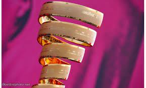 Il giorno più duro, il tappone crudele, è e resterà questo della presentazione.sempre encomiabile tenere in piedi il rito a qualunque costo, come se niente fosse, ma stavolta è davvero fatica parlare della messa cantata di questo nuovo giro 2021 come di una cosa bella ed emozionante. Giro D Italia 2021 Garda Outdoor