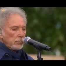 If love feels this painful, maybe staying single isn't so bad after all.  😅🎶 #tomjones #IllNeverFallInLoveAgain