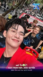 Fan Hà Nội đón dàn 'Say Hi': Phụ huynh 'đu idol' hộ con gái, đường phố chật  kín