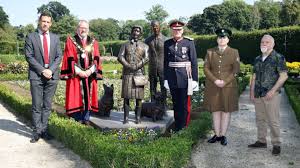 Quella statua della regina Elisabetta II che non piace ai suoi sudditi