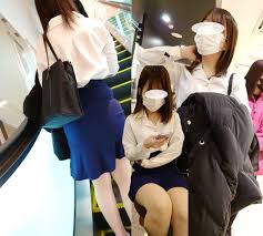 エロすぎるミニスカOLの真向かいに座ってたら我慢できずに追跡パンチラから個室でじっくり見せてもらいました - オフィスボス