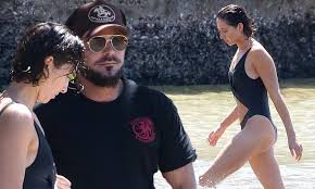 I was expecting it to be more, but apparently not. Zac Efron And Girlfriend Vanessa Valladares Enjoy A Beach Day In Sydney S Eastern Suburbs Daily Mail Online