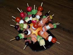 Petites Brochettes Colorees Pour L Aperitif Recette Aperitif Brochette Brochettes Aperitives