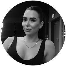 Shelley Beeson's Instagram, Twitter & Facebook