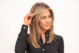 22 distinct jennifer aniston hairstyles over the years. Jennifer Aniston Used To Give Haircuts For 10