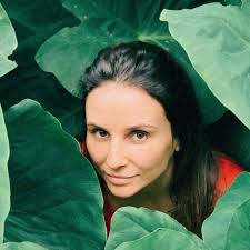 Documentarista brasileira Petra Costa leva 'apocalipse' evangélico a Veneza 