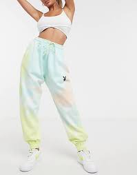 Tillys carries a great selection of playboy clothing. Missguided Playboy Oversize Jogginghose Mit Batikmuster Kombiteil Asos