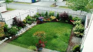 Jalan setapak ini bisa terbuat dari batu, batako atau kerikil. Gambar Halaman Rumah