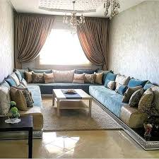 Toutefois, certains peuvent penser qu'elle apporte un cã´té trop traditionnel pas toujours adapté aux tendances actuelles. L Image Contient Peut Etre Salon Table Et Interieur Decor Home Living Room Living Room Sofa Design Moroccan Living Room