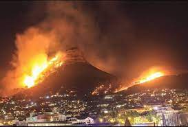 An out of control fire broke out inside cape town's table mountain national park on sunday, prompting the speedy evacuation of one of south africa's most famous landmarks. Families Evacuate As Lion S Head Fire Closes In On Cape Town Homes