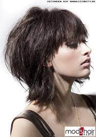 Frisuren Bilder Unregelmassig Gestufter Bob Mit Grosszugigem Pony Frisuren Haare Haarschnitt Gestufter Bob Frisuren Schulterlang