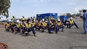 Brigadista de seguridad señalando zona segura interna en una planta industrial de Arequipa