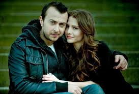 İşte ali atay hakkında türk oyuncu, müzisyen ve film yönetmeni olan ali atay, dün akşam başarılı oyuncu hazal kaya ile. Ali Atay Peliplat