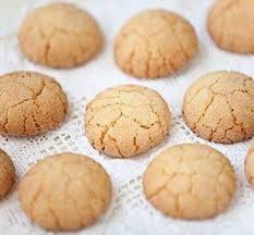 Un Amaretto Est Un Macaron Italien Dur Ou Moelleux A Base De Sucre D Amandes Douces Et Ameres D Origine Recette Macaron Facile Recette Facile Macaron Facile