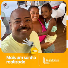 Sonhos se constroem com esforço. Hoje, um deles virou realidade! Foram  muitos obstáculos até chegar nesse momento tão especial. O próximo encontro  será na porta do novo endereço de vocês. Agradecemos mais